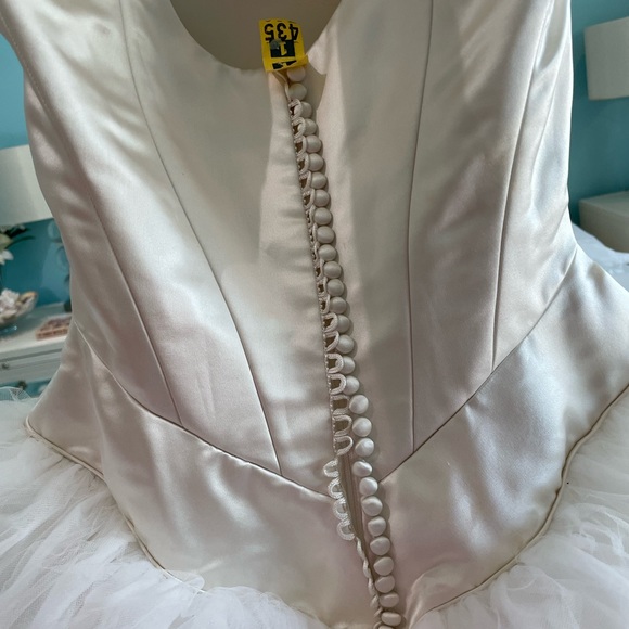 Satin and tulle wedding gown size 2-4 - Picture 8 of 11